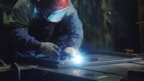 Welder in a factory Vídeos de archivo 70283160