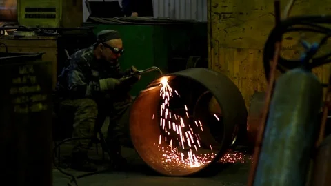 Welder at the factory Stockbeeldmateriaal 74103679