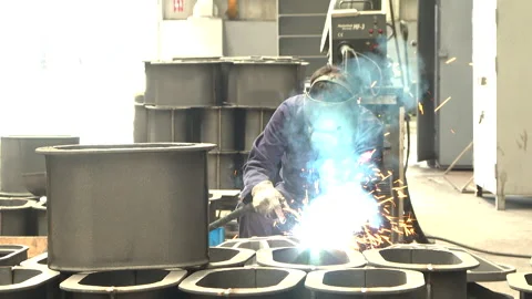 Welder in a factory Vidéo 233958246