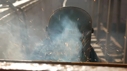 The welder in the hold reconstructs the side Vidéo 87392792