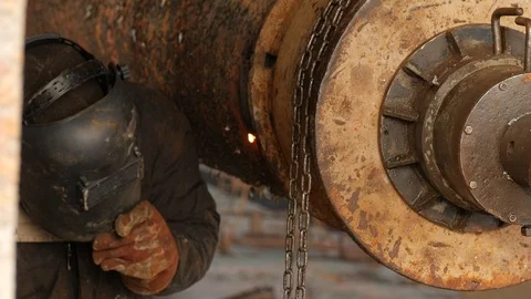 The welder knocks on the shaft of the ship, at the dock Stock Footage 87505482