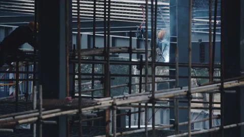 Welder in Midst of Construction Видео 224340235