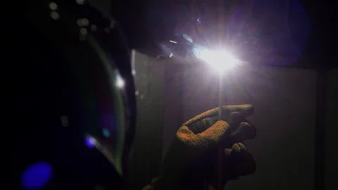 Welder performing arc welding with bright electric arc in workshop. Vídeos de archivo 347778259