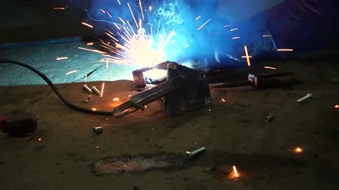 The welder performs welding Stockbeeldmateriaal 220874772
