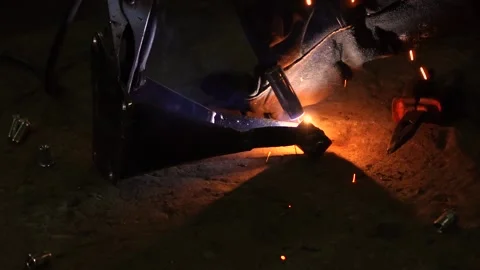 The welder performs welding Видео 220874943