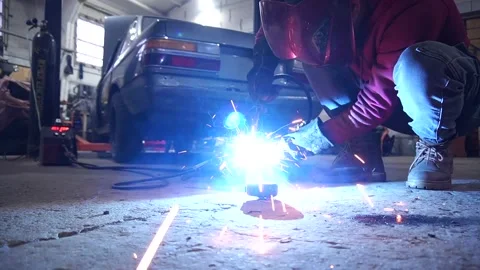 The welder performs welding Vídeo Stock 220874975