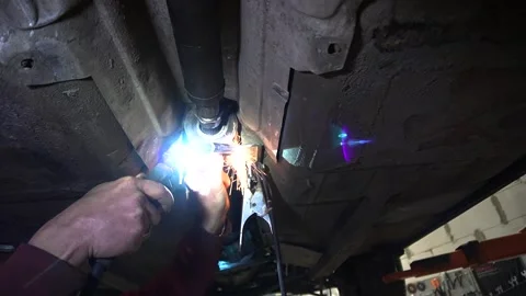 The welder performs welding works of metal Vidéo 221433904