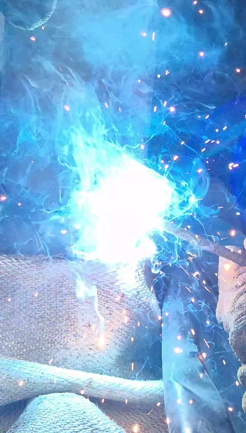 Welder Protecting Workspace with Fireproof Blanket During Welding Vertical Vidéo 332874704