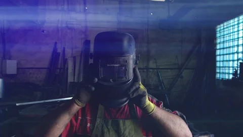 WELDER PUTS ON A MASK 스톡 동영상 241486788