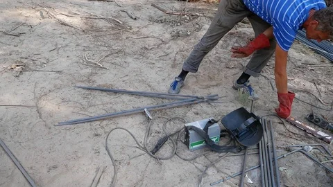 The welder puts rods in tripod. Stock Footage 100365578