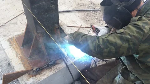 Welder puts weld Video stock 49422971
