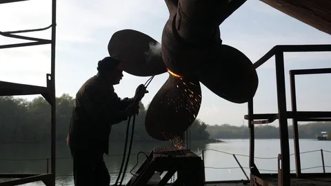 Welder on the ship cuts the screw Video stock 82873679