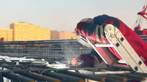 Welder on the staircase making his work using a welding mask Vídeos de archivo 36297676