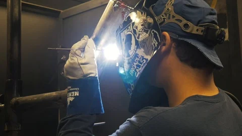 Welder welding flares 動画素材 98219645