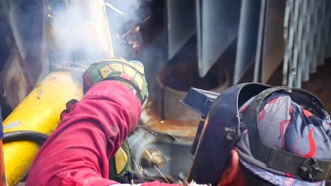 Welder welding handrails to fix damage Vídeo Stock 81164484