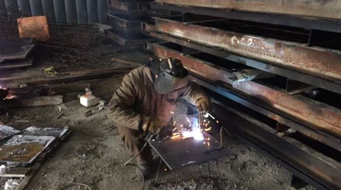 Welder welding metal Vídeos de archivo 48372468