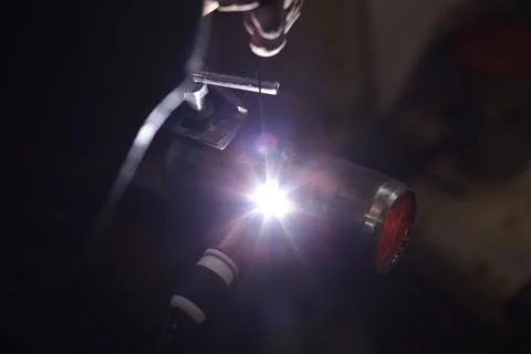 The welder welds a part using argon arc welding 스톡 사진