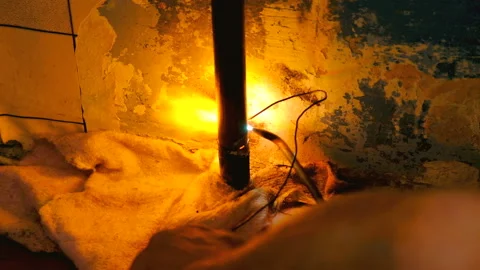 The welder welds the pipe. 库存影片 95682871