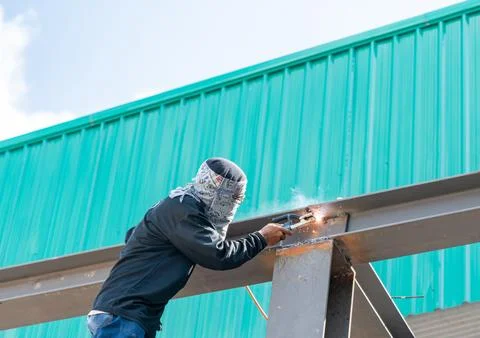 Welder without protective mask welding metal and sparks Stock-Fotos