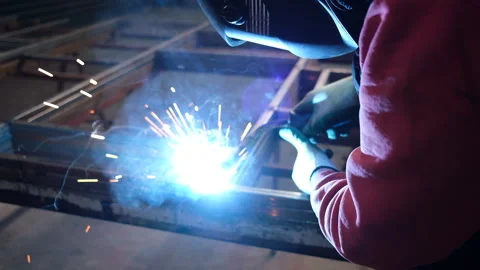 A welder at work, capturing the dynamic sparks 動画素材 327015652
