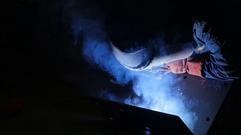Welder at work in metal industry shot in slow motion 100fps Vídeos de archivo 72757431