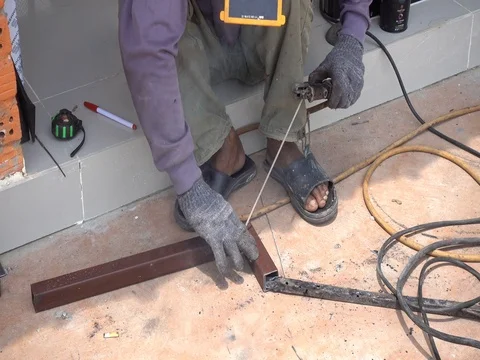 Welder worker welding on a steel at construction site. 库存影片 77701522