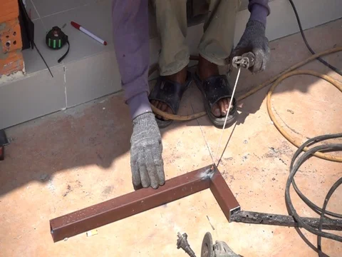 Welder worker welding on a steel at construction site. 库存影片 77701826
