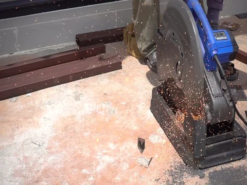 Welder worker welding on a steel at construction site. 库存影片 77701828