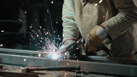 The welder is working. 動画素材 342821078