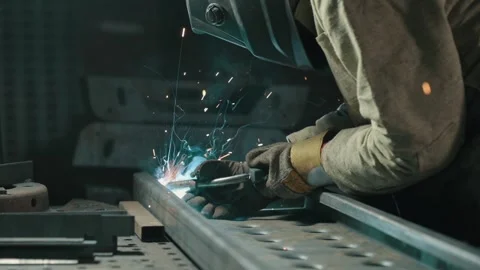 The welder is working. Vídeo Stock 342821715