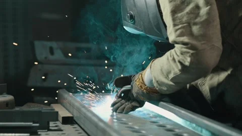 The welder is working. 스톡 동영상 342821980