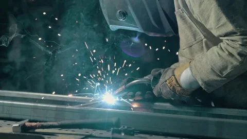 The welder is working. 스톡 동영상 342824377