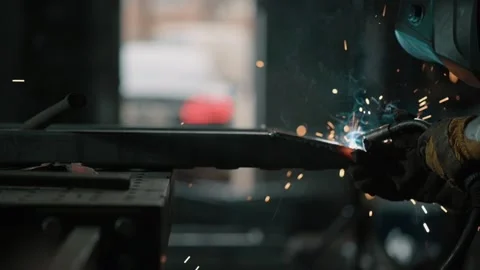 The welder is working. 動画素材 342825213