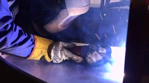Welder working. Industrial video. Vídeo Stock 71298520