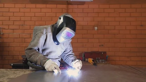 Welder working on industry 库存影片 92533116