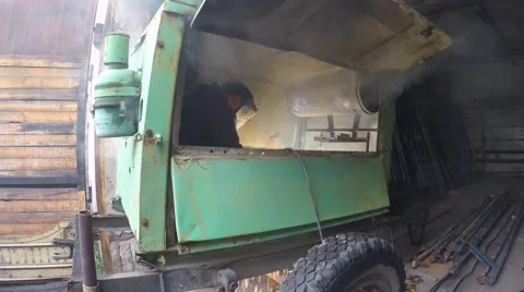 Welder working in the old building machine. A lot of smoke and a flash. 库存影片 56068075