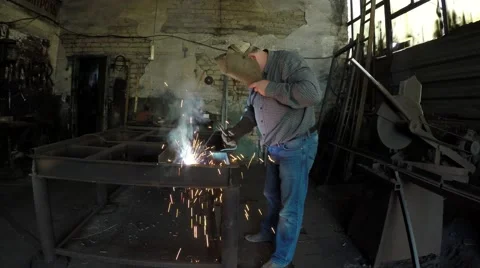 Welder working in the old workshop. 動画素材 55849064