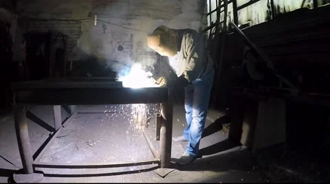 Welder working in the old workshop. Slow motion. 库存影片 55444500