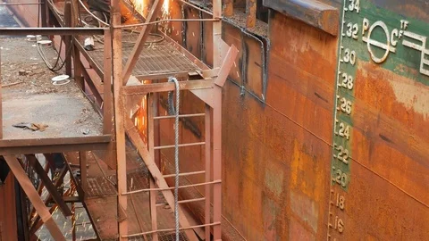 Welders at the shipyard working on the ship. Vidéo 82991859