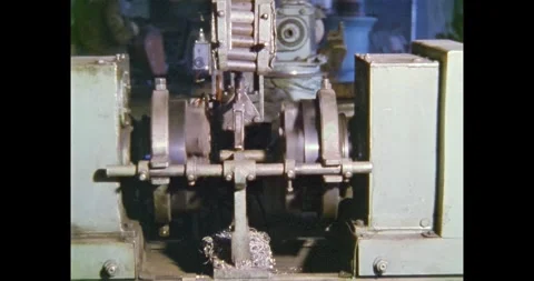 Welders Working, Old Industrial Machine in Operation at a Vintage Factory, Pile Vídeos de archivo 318068259
