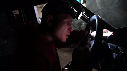 Welding of electrical wires is carried out by a mechanic Vidéo 222888548