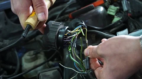Welding of electrical wires is carried out by a mechanic Vídeo Stock 222888603