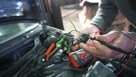 Welding of electrical wires is carried out by a mechanic Vídeo Stock 222888680