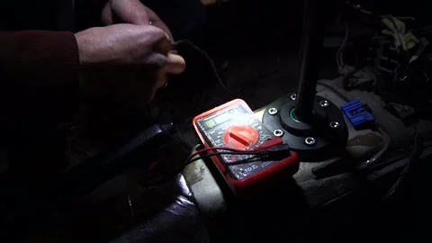 Welding of electrical wires is carried out by a mechanic Vidéo 222888791