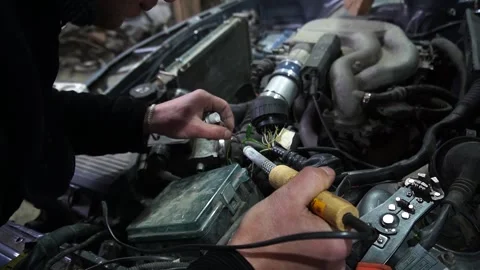 Welding of electrical wires is carried out by a mechanic Vídeo Stock 222889167