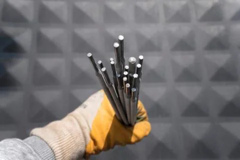 Welding electrodes in the hands of the worker Stock-Fotos