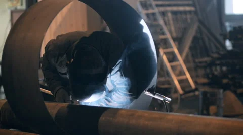 Welding Engineer weld for the creation of pipes.a lot of sparks, smoke and light Vidéo 57513651
