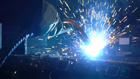 Welding iron pieces while creating blue sparks, slow motion Video stock 98452324