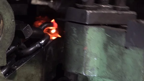 Welding machine for steel ring chains Stockbeeldmateriaal 113208581