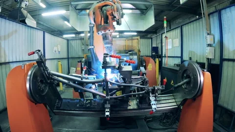 Welding mechanism is processing carcass of a bicycle Vídeo Stock 147022096